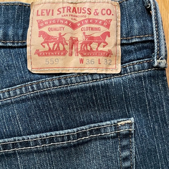 Mens Medium-Dark Levis - Picture 5 of 6
